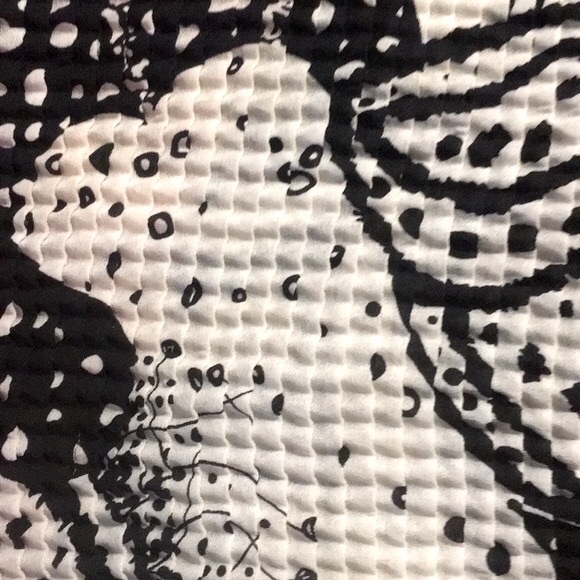 Women’s Black and White tank. - Picture 4 of 5